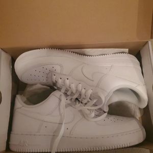 NEW NEVER WORN WHITE NIKE AIR FORCE 1 07 SIZE 13